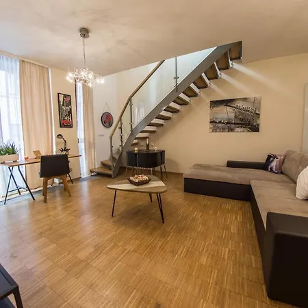 Romantic Duplex Loft In The Heart Of Daire Prag
