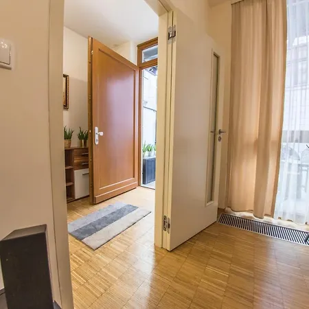 Daire Romantic Duplex Loft In The Heart Of Prag